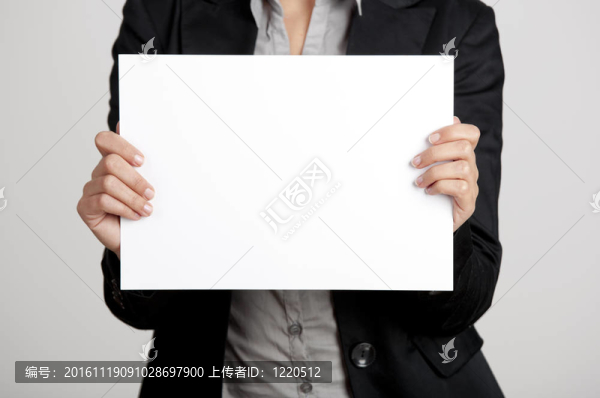 拿著一張紙卡