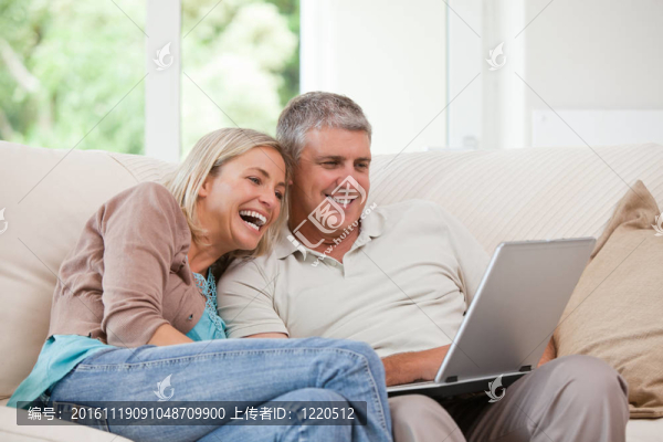 夫婦看他們的筆記本電腦