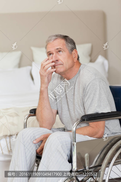 坐在輪椅上的體貼的老人