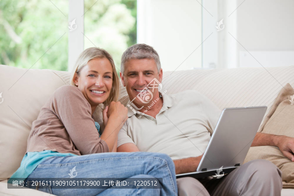 夫婦看他們的筆記本電腦