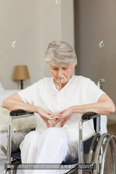 睡在輪椅上的高級(jí)女性-匯圖網(wǎng) www.fosd68.com 睡在輪椅上的高級(jí)女性