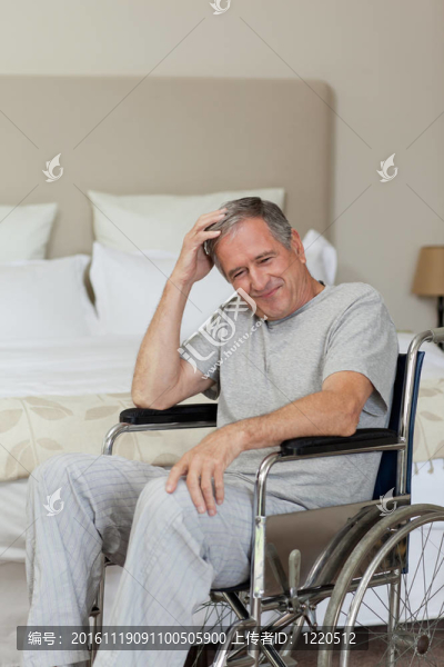 在他的wheelchai老人微笑