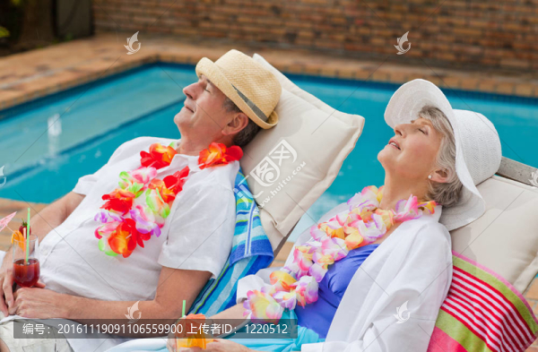 退休夫婦睡在游泳池旁-匯圖網(wǎng) www.fosd68.com 退休夫婦睡在游泳池旁