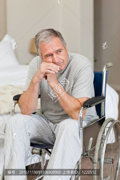 坐在輪椅上的微笑老人