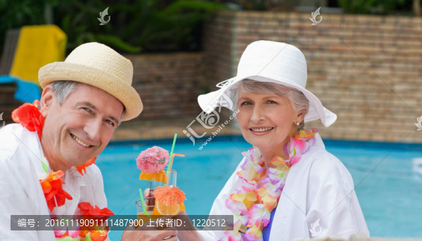 高級快樂夫妻喝雞尾酒互相敬酒
