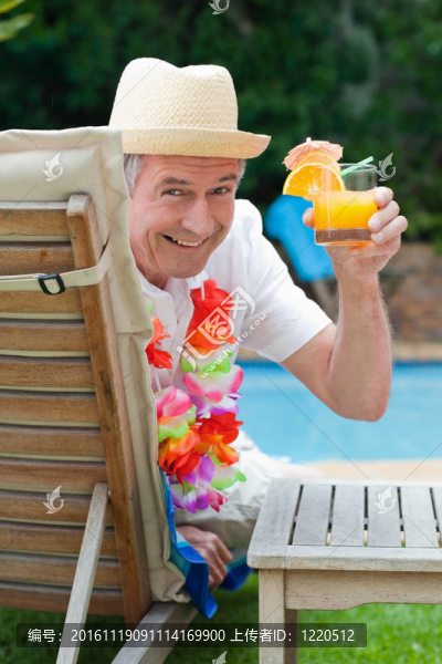 成熟的男人喝雞尾酒的BES-匯圖網(wǎng) www.fosd68.com 成熟的男人喝雞尾酒的BES