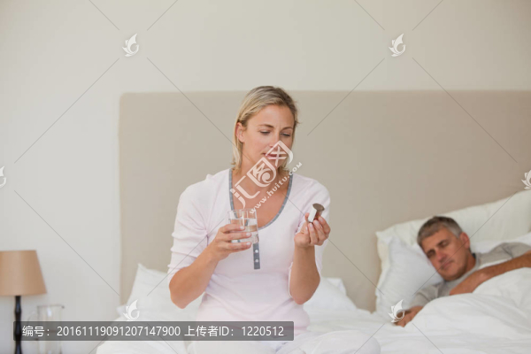 在家服用藥丸的女人