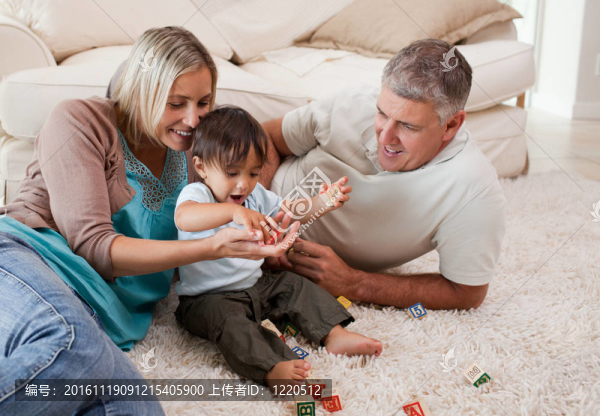 兒子和他的父母玩