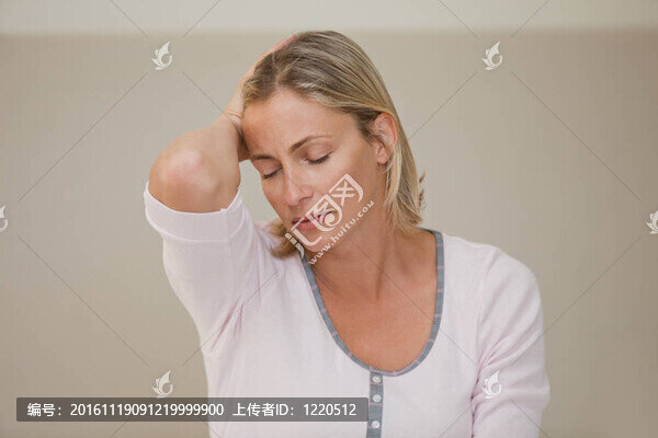 頭痛的女人-匯圖網(wǎng) www.fosd68.com 頭痛的女人