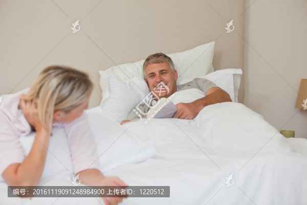 和丈夫在床上說話的女人
