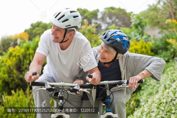 成熟的情侶山地自行車