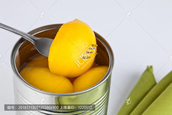 甜糖漿中的桃子。