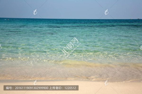 美麗的沙灘，潔白的沙灘和樹(shù)木，藍(lán)色的大海，浪漫的景色和蔚藍(lán)的天空