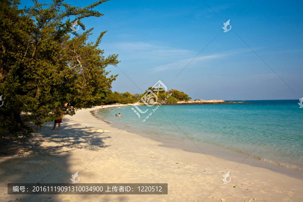 美麗的沙灘，潔白的沙灘和樹木，藍(lán)色的大海，浪漫的景色和蔚藍(lán)的天空