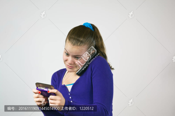 十幾歲的女孩發(fā)短信和說話