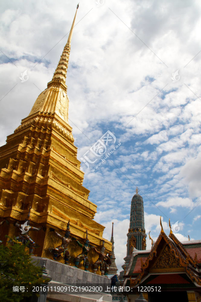 在Wat,Phra,Kaeo華麗的金色佛塔；宏偉的宮殿（曼谷）