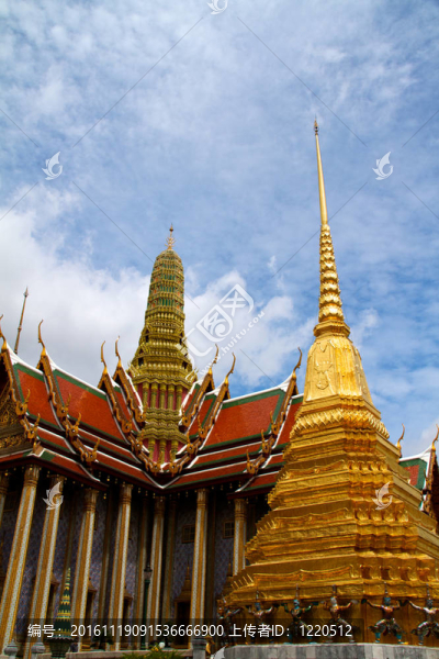 在Wat,Phra,Kaeo華麗的金色佛塔；宏偉的宮殿（曼谷）