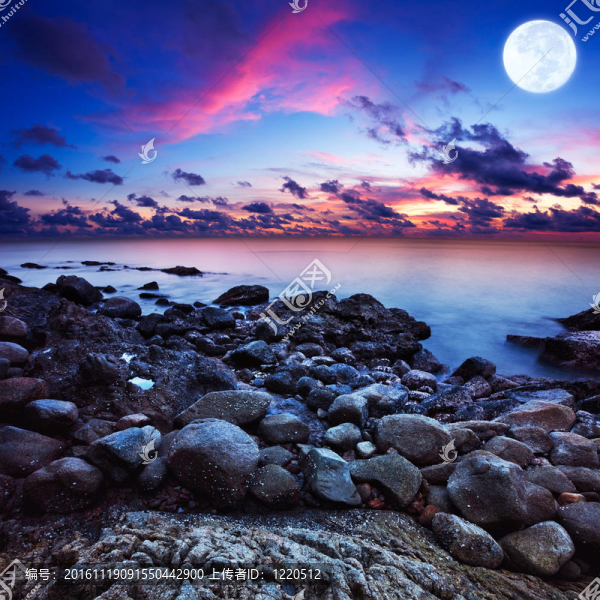 滿月的幻想的海景。長(zhǎng)曝光拍攝的正方形組成。