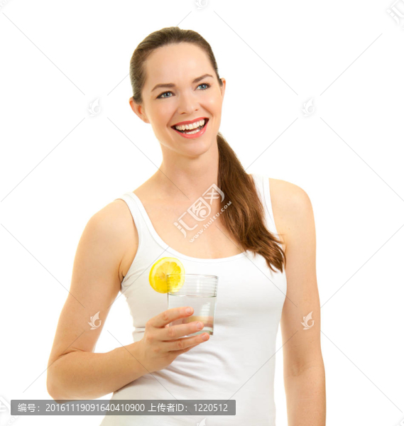 美女笑著拿著一杯水