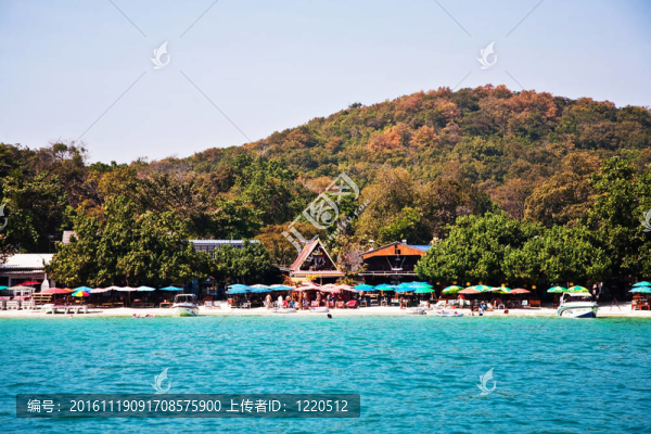 美麗的清潔沙灘從海邊與餐館看到