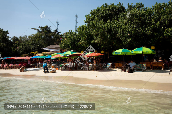 美麗的沙灘，潔白的沙灘和樹木，藍色的大海，浪漫的景色和蔚藍的天空