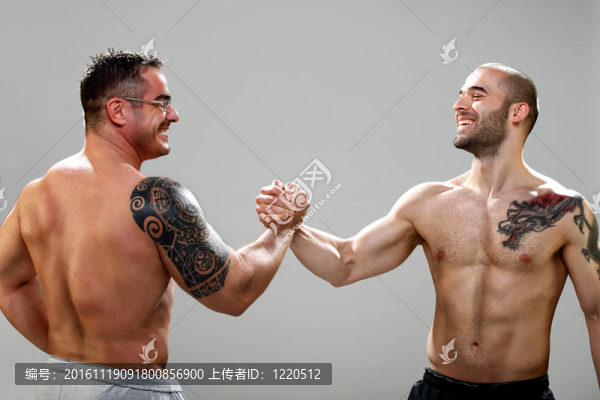 兩個男人快樂的人達成協(xié)議