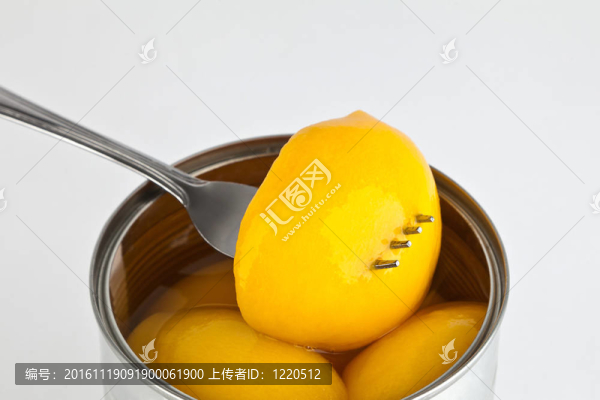 甜糖漿中的桃子。