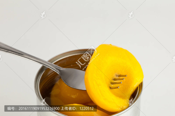 甜糖漿中的桃子。