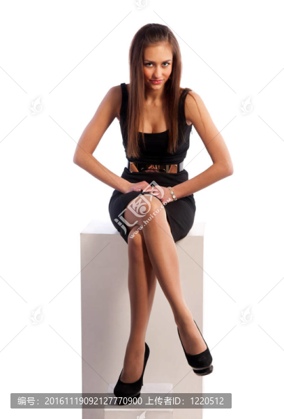 坐在木立方體上的女人