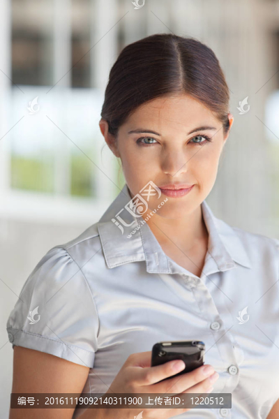 漂亮的女商人拿著手機(jī)