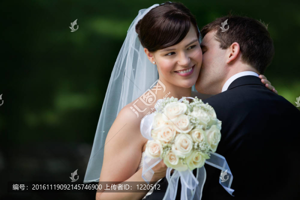 新婚夫婦幸福的吻