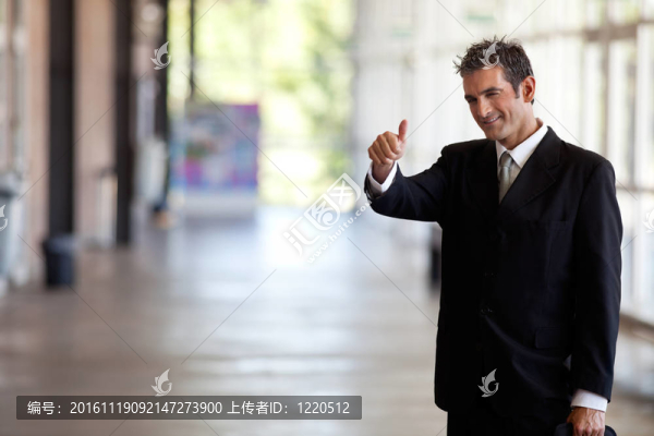 商人的手勢豎起大拇指