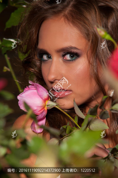 站在玫瑰叢里的女人