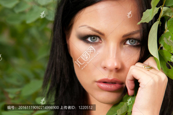 站在樹旁的女人