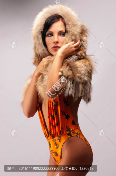在一頂毛皮帽子里的女人