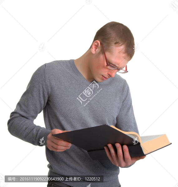 一個年輕人在讀一本偉大的書