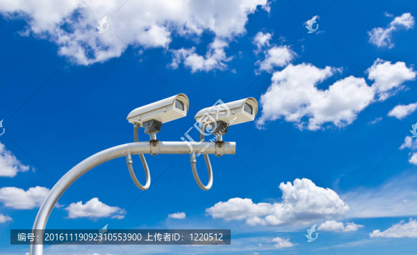對藍色天空的監(jiān)控攝像機