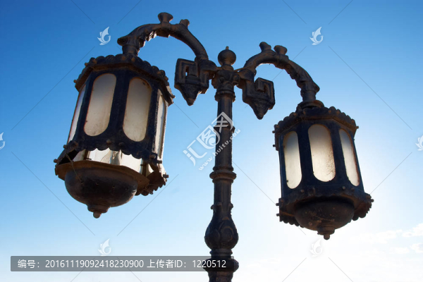 舊街上的生銹的燈，藍(lán)色的天空