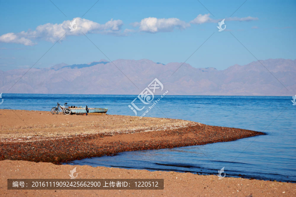 舊漁船和自行車水景