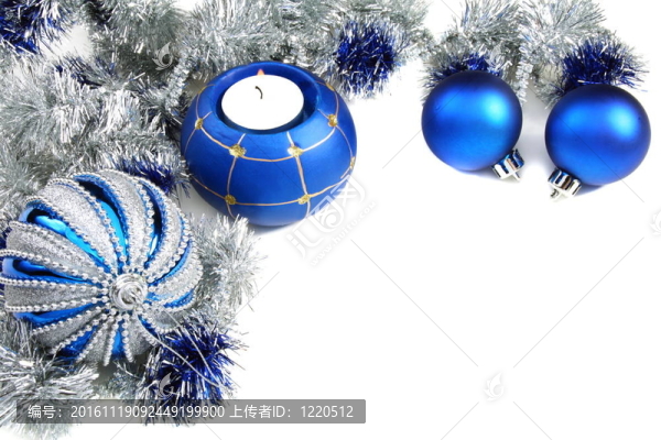 圣誕靜物與藍(lán)色球和金屬箔。