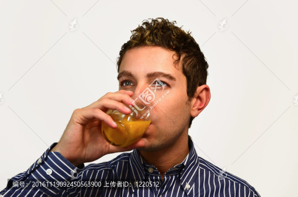 有魅力的年輕人喝果汁