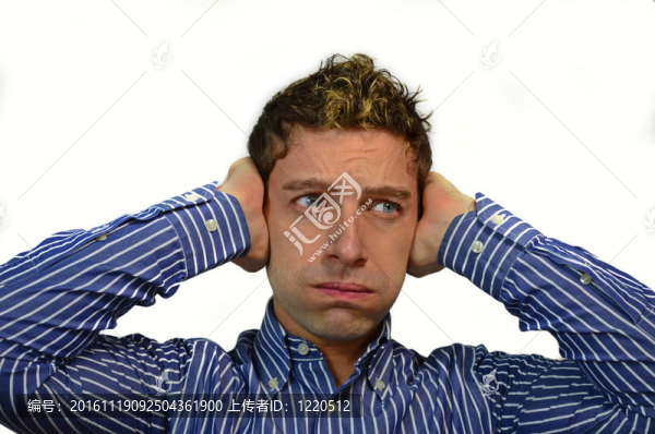 用手捂耳朵的家伙