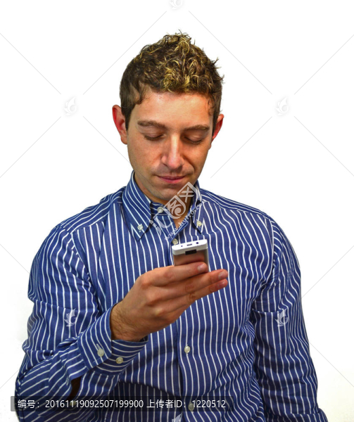 有吸引力的年輕人在手機上發(fā)短信