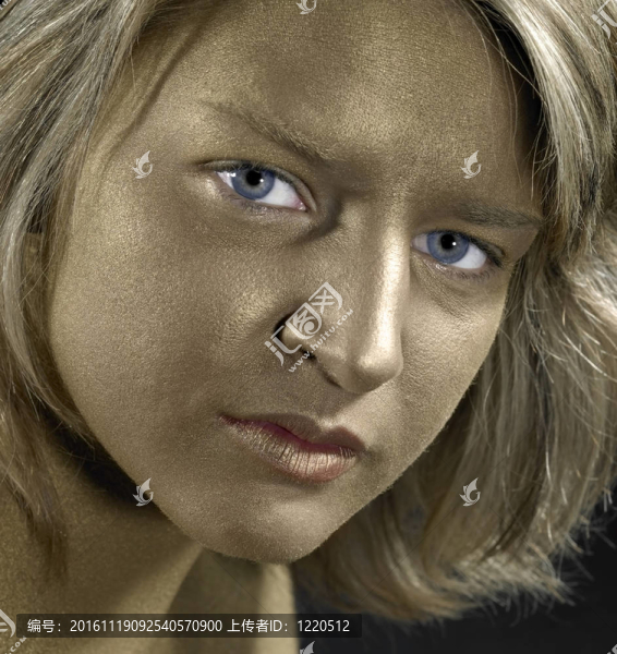 一個年輕女人的金臉