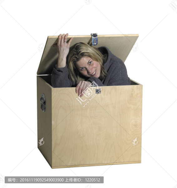 坐在一個木箱里的女孩
