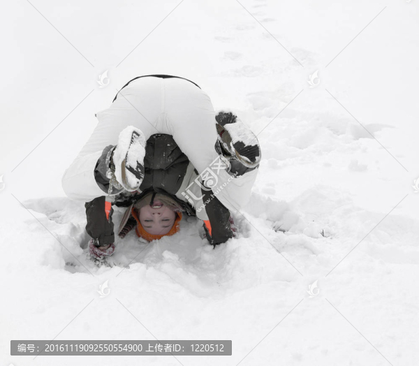 在雪地里玩的很開心的女孩