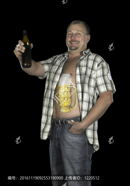 男子與腹部和啤酒