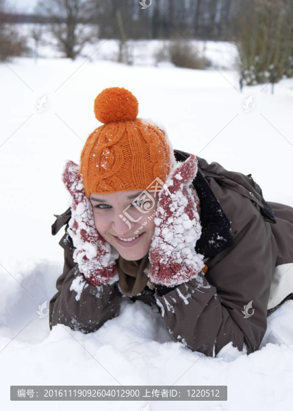 在雪中的女孩，同時有樂趣
