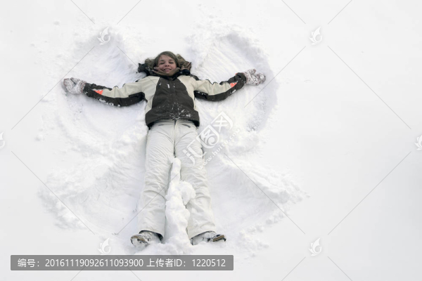 在雪地里玩的很開(kāi)心的女孩