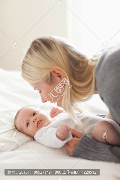 媽媽抱著她新生的深情